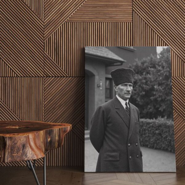 Atatürk Sokakta Yürürken Tablo Kanvas
